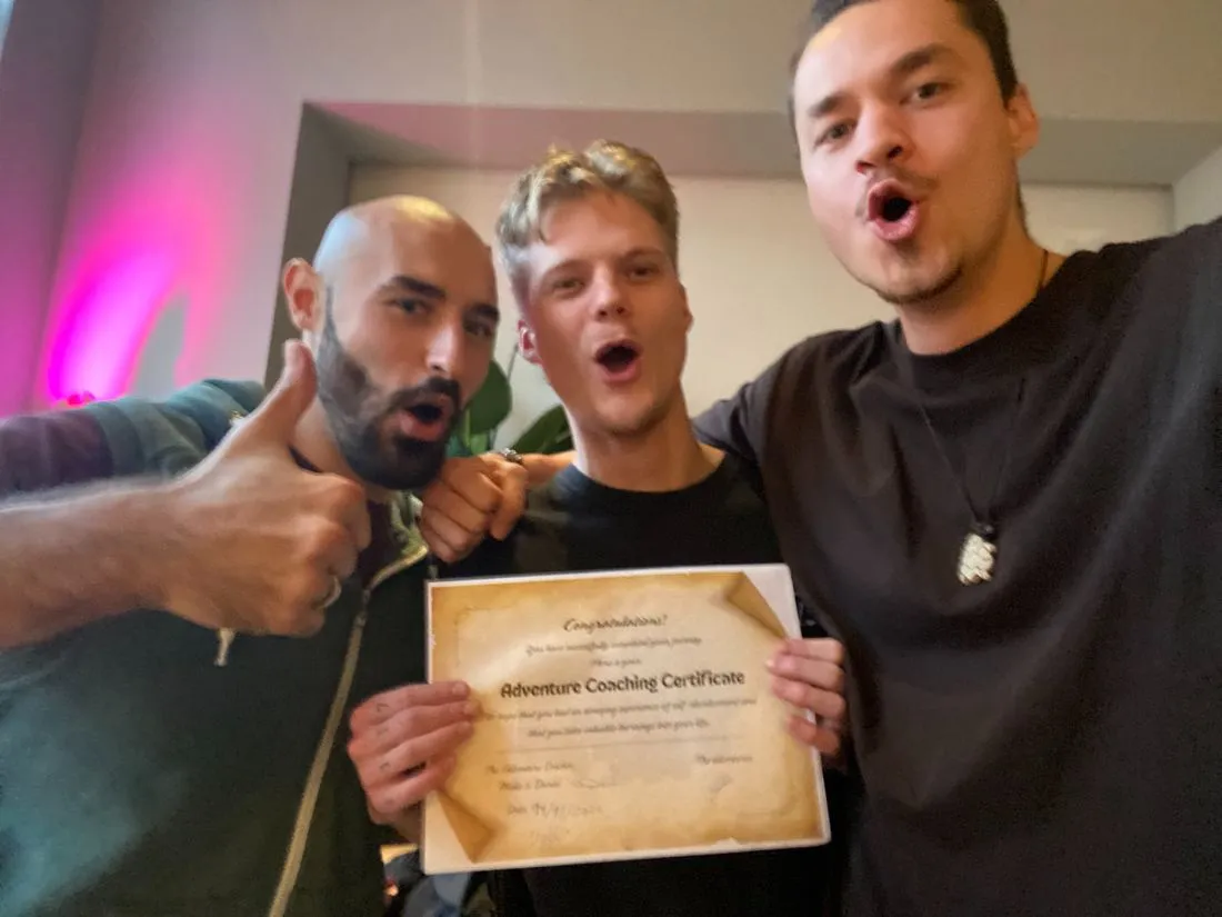 Casper met zijn certificaat, samen met Melle en Daniel