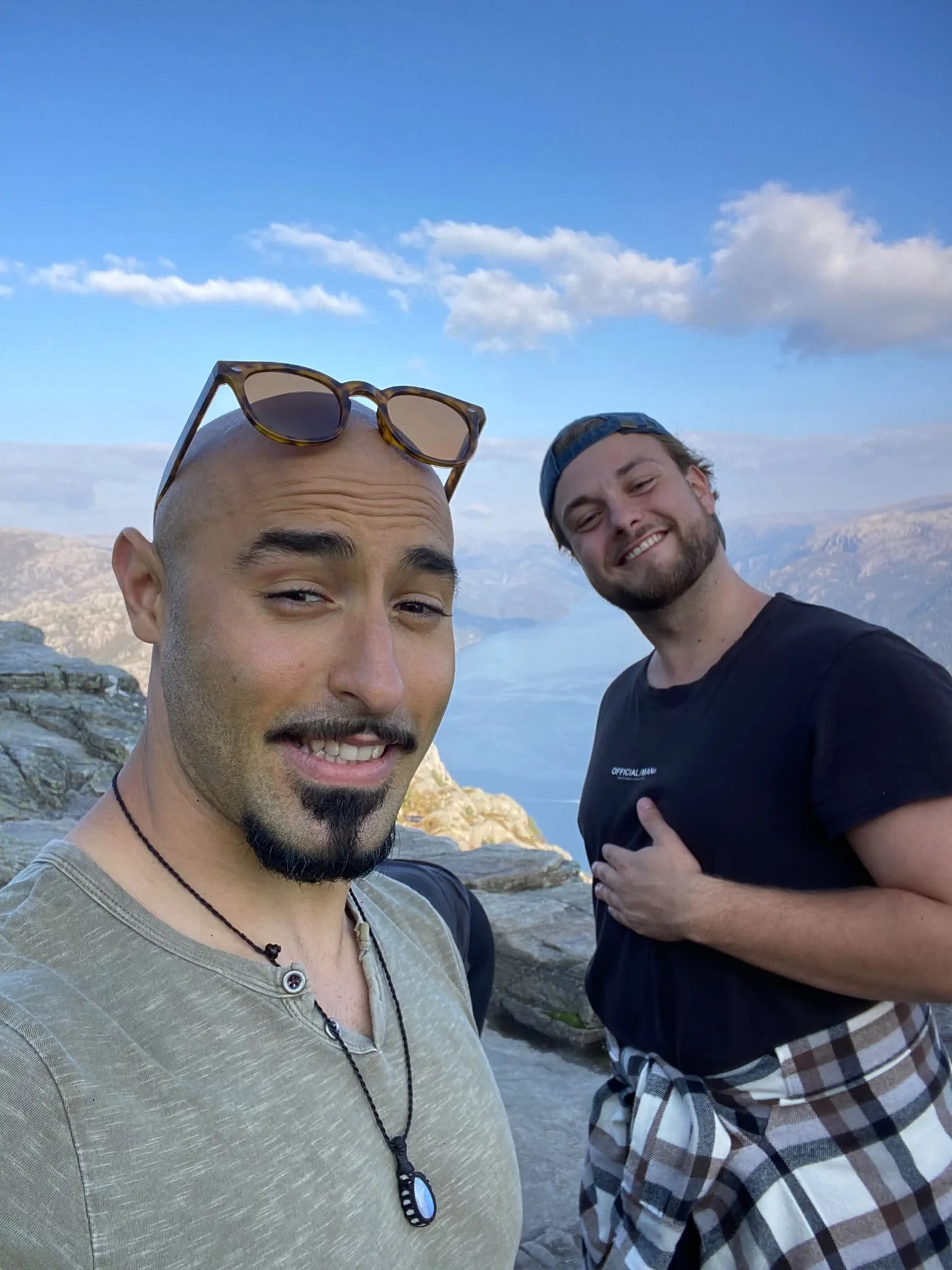Daniel en Melle maken een selfie op de berg