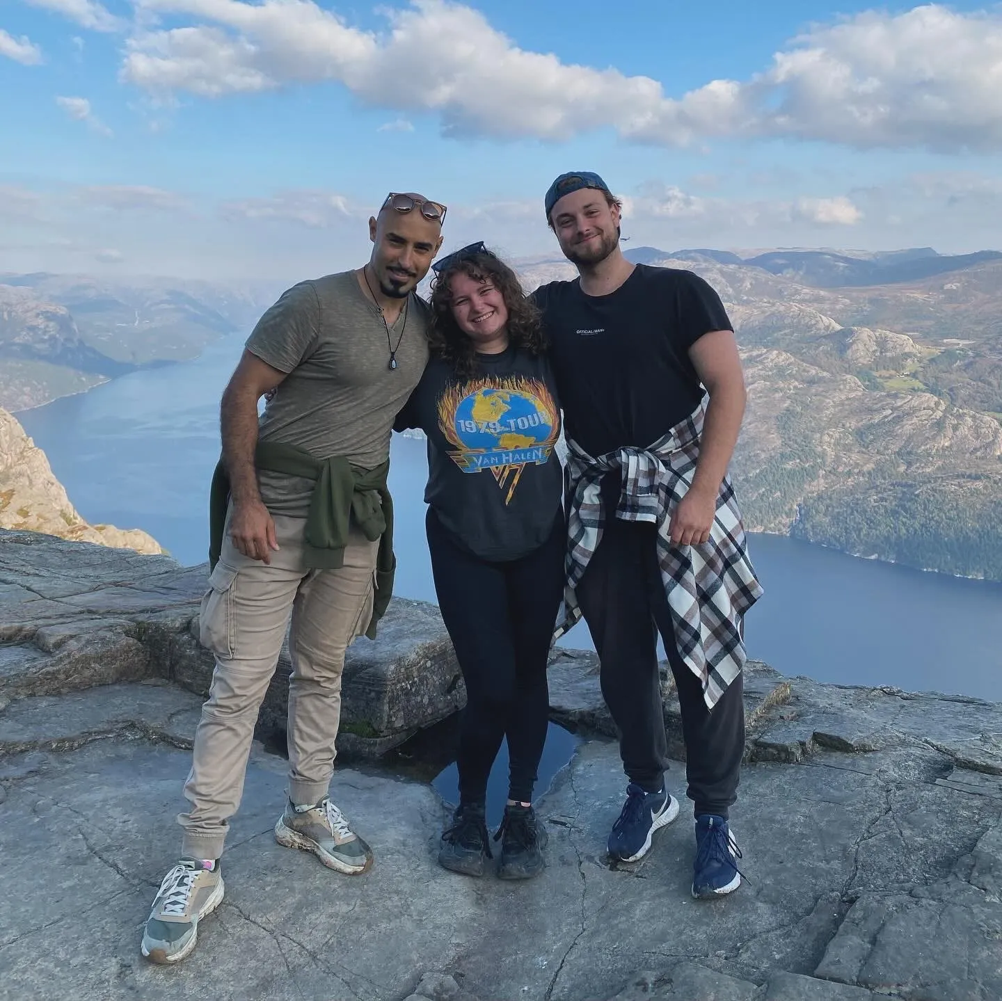 Samen bovenop de berg met uitzicht over het fjord