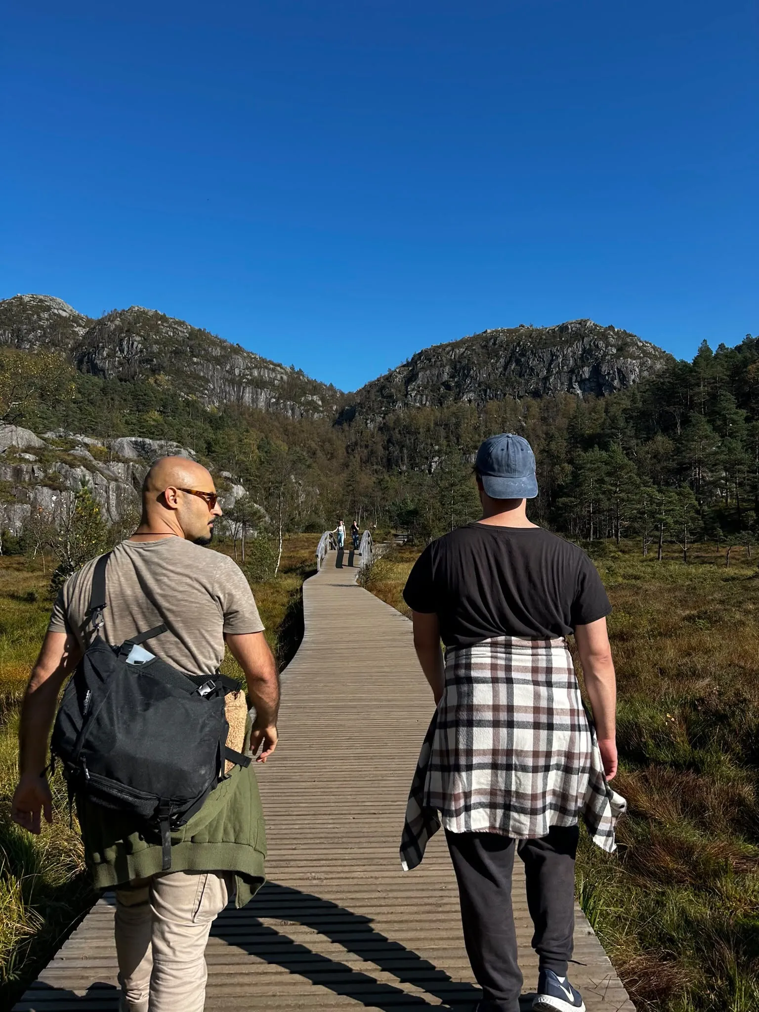 Twee reizigers lopen samen over een wandelpad in de bergen