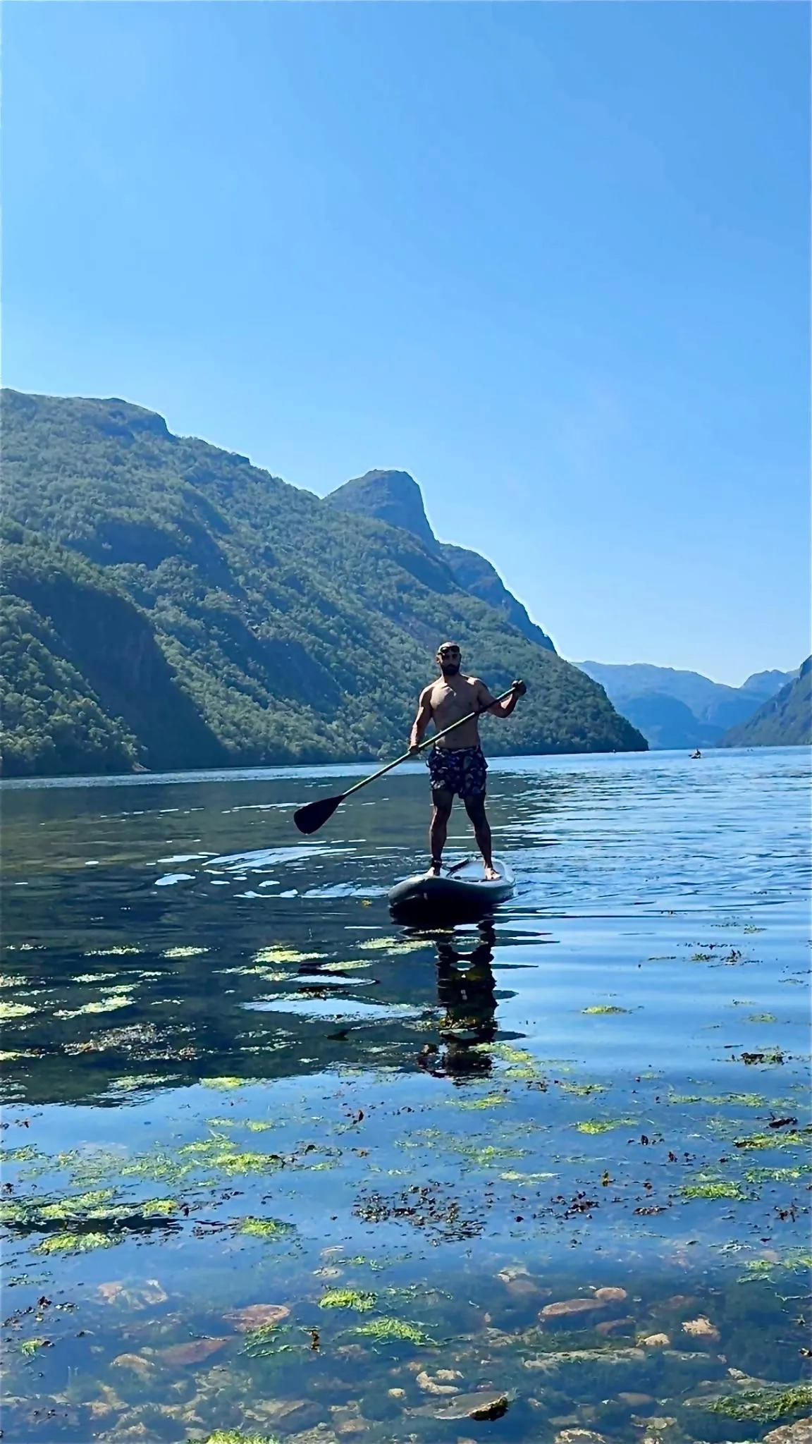 Suppen op een fjord tussen de bergen