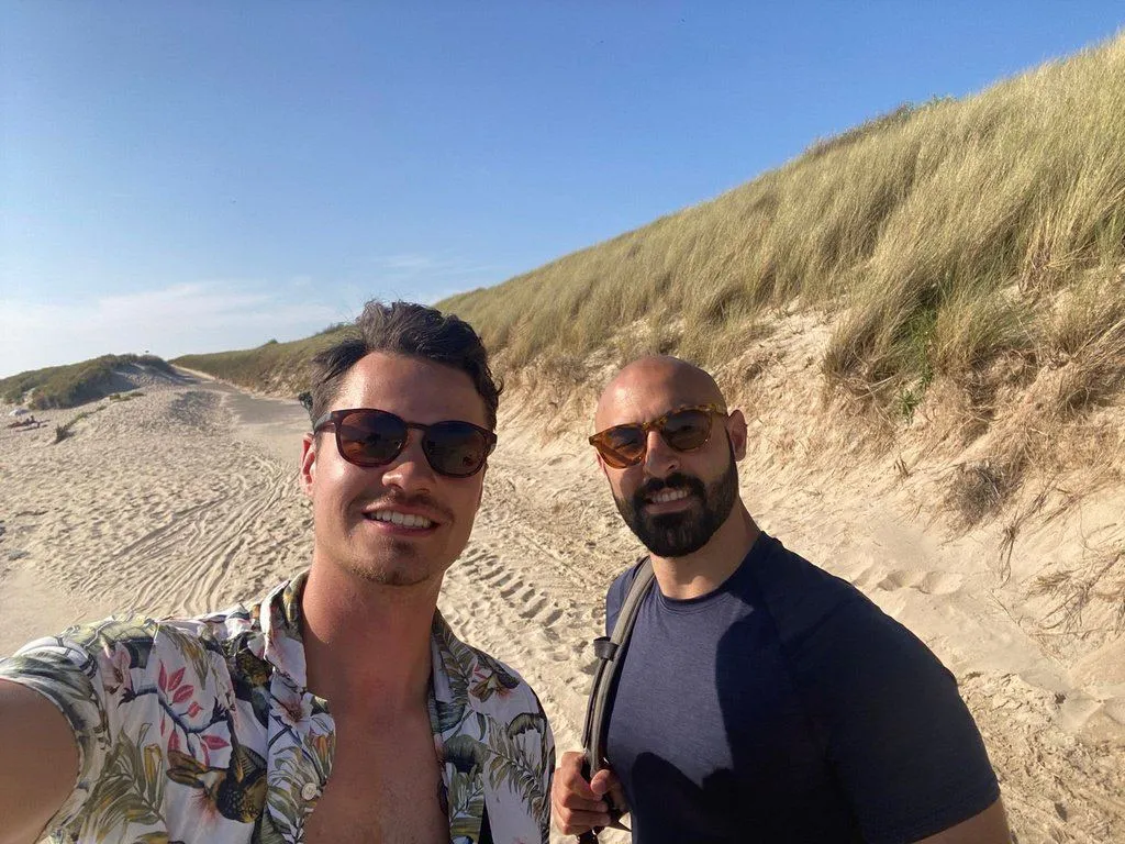 Melle en Daniel in de duinen