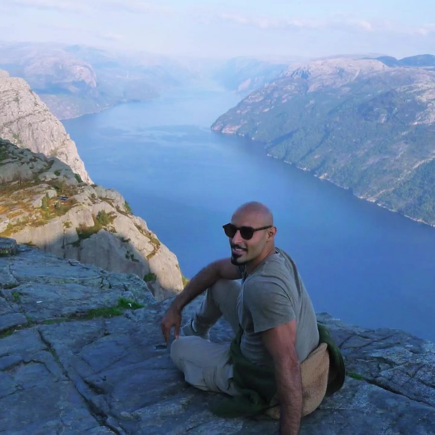 Reiziger kijkt uit over een fjord in Noorwegen
