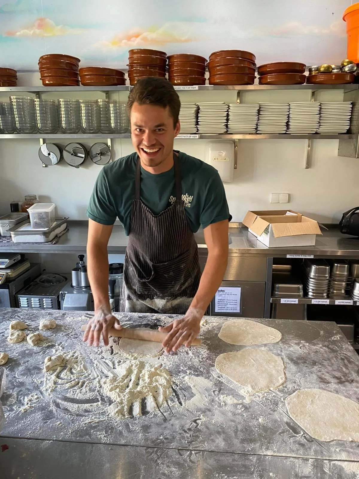 Melle aan het werk in de keuken van een camping
