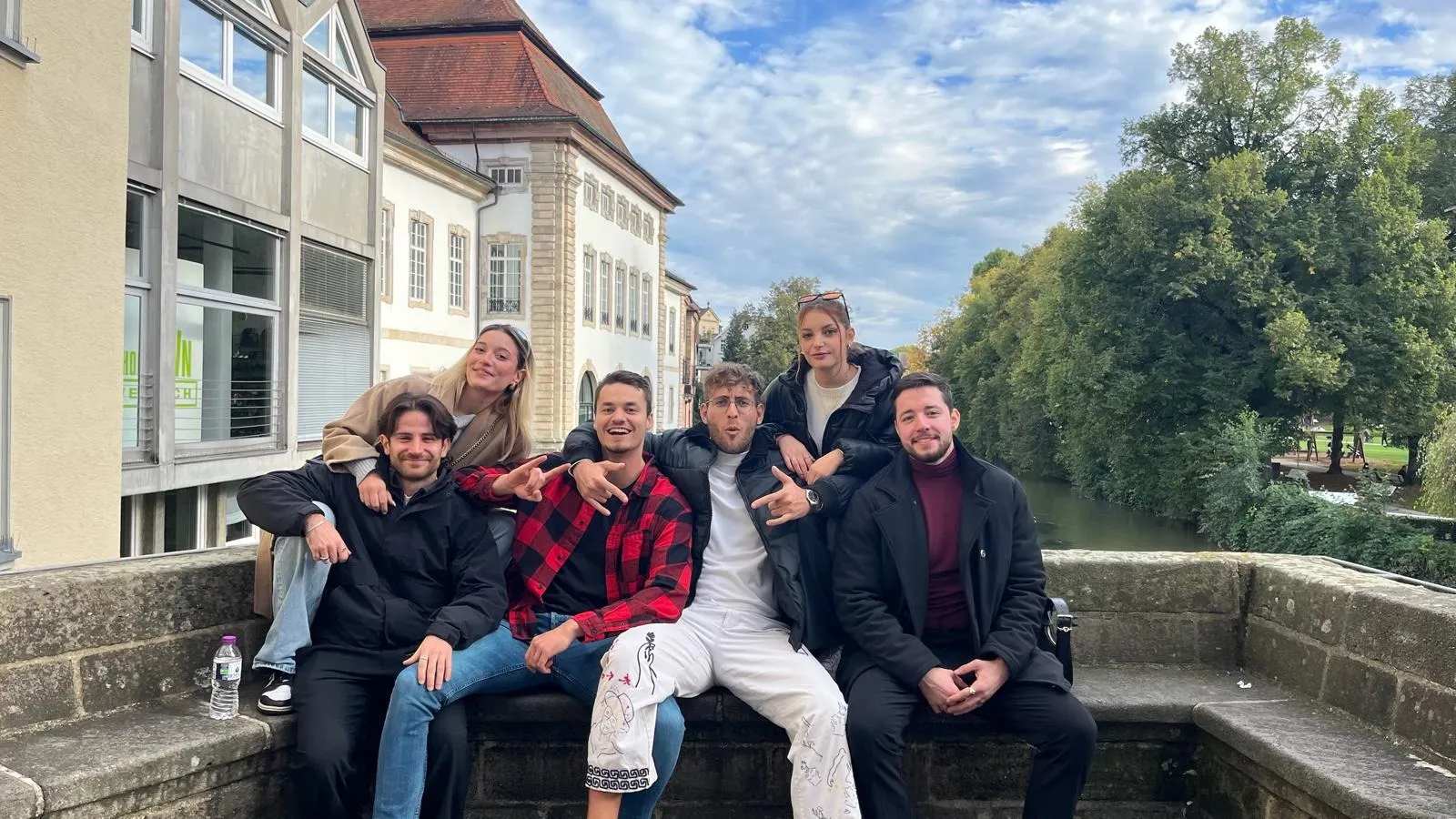 Melle met een groep vrienden die hij onderweg leerde kennen