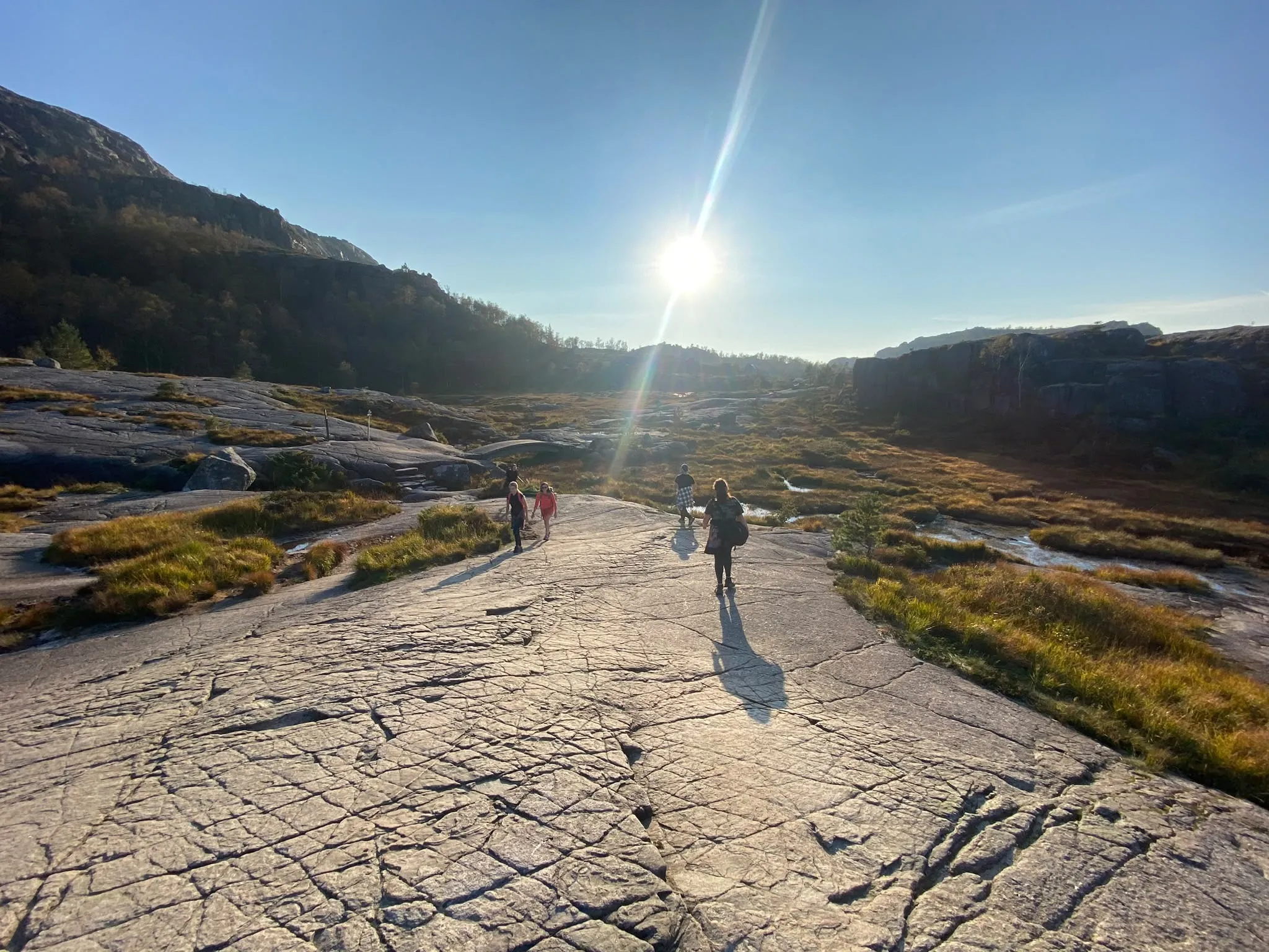 Wandelpad over de rotsen in de zon